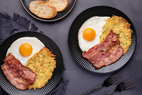 Съемка Еды Яиц Картофельных Блинов Бекона Тостов Позднего Завтрака Завтрака — стоковое фото