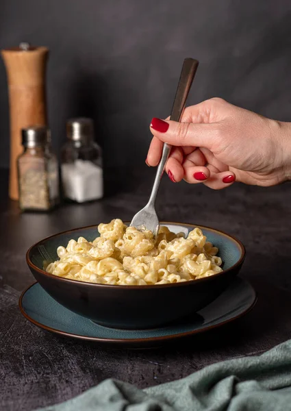 Voedselfotografie Van Pasta Macaroni Met Kaas Hand Noedels Romig Vork — Stockfoto