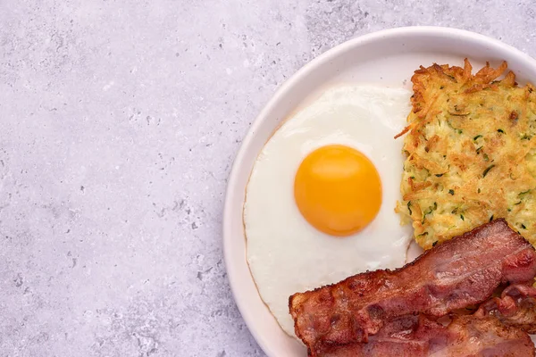 Фотография Яиц Картофельных Блинов Бекона Позднего Завтрака Завтрака — стоковое фото