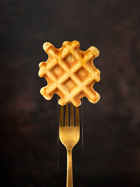 Fotografia Macroalimentare Waffle Forchetta Miele Colazione Belga Spuntino Dessert Dolce — Foto Stock