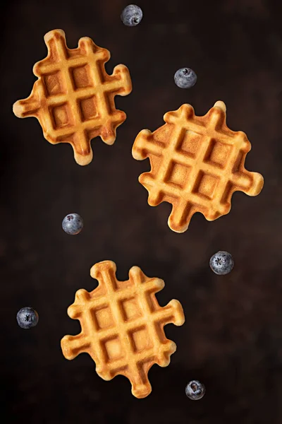 Waffle Havada Kalma Yabanmersini Kahvaltı Belçika Yemeği Atıştırmalık Tatlı Çıtır — Stok fotoğraf