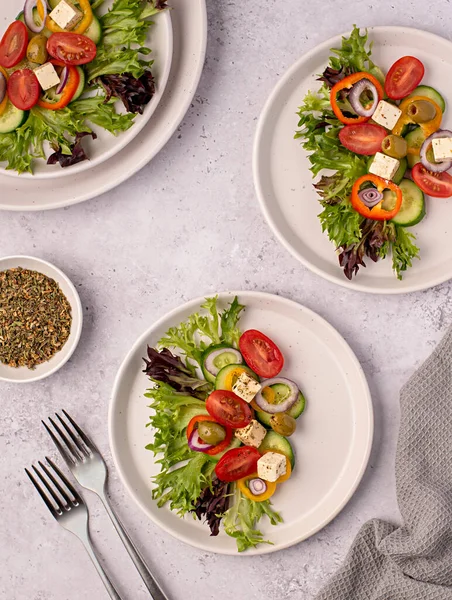 Feta salatası, Yunanca, domates, salatalık, soğan, marul, sos, çan, biber, peynir, zeytin, sebze.