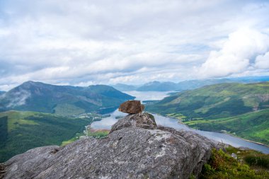 Dağların, taşların, gölün, köyün, Glencoe 'nun, İskoçya' nın manzara fotoğrafçılığı