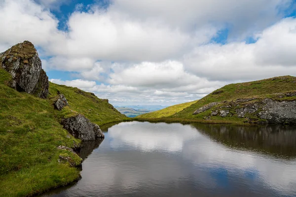 Krajobraz Gór Turystyka Piesza Trekking Jezioro Chmury Odbicie — Zdjęcie stockowe