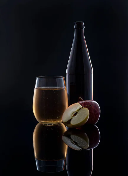Food Photography Apple Cider Glass Bottle Apples Back Background Reflection — Stock Photo, Image