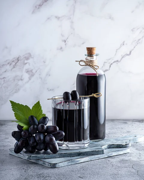 葡萄汁 大理石底瓶的摄影 — 图库照片