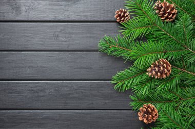 Köknar dalları, çam kozalakları, siyah ahşap masa, Noel, kış, fotokopi alanı, boşluk
