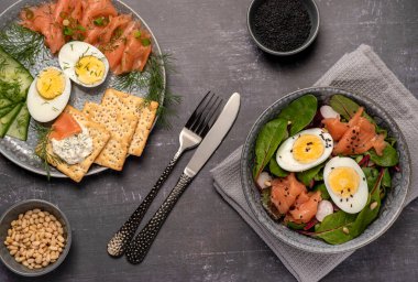 Salata, haşlanmış yumurta, somon, kraker.