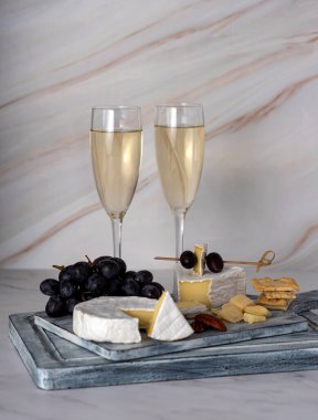 Beyaz şarap, peynir, üzüm, kraker.