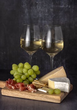 Beyaz şarap, peynir, üzüm, prosciutto.