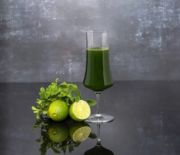 緑の野菜ジュース 野菜新鮮な ライム ミント 暗い背景のガラスの背景写真 — ストック写真