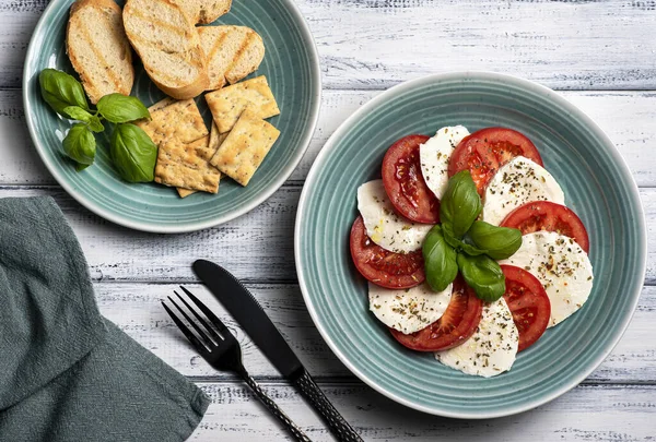 Salata, mozzarella, domates, fesleğen, tost.