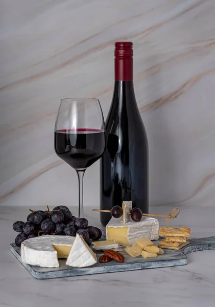 Kırmızı Şarap Peynir Üzüm Kraker — Stok fotoğraf