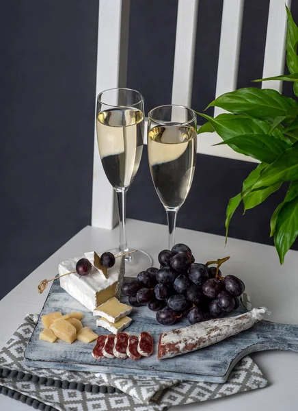 Fotografía Gastronómica Vino Blanco Queso Uva Salami —  Fotos de Stock