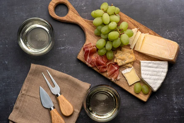 Beyaz Şarap Peynir Üzüm Prosciutto — Stok fotoğraf