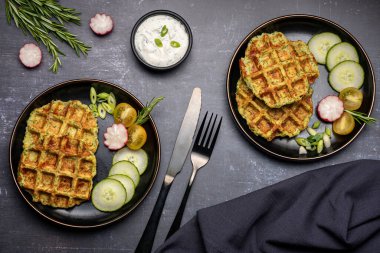 Kabaklı waffle, kabak, salatalık, biberiye.