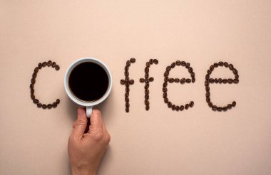 Kahve çekirdekleri, fincanlar, el fotografları