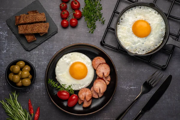 Съемка Завтрака Яиц Колбас Тостов — стоковое фото