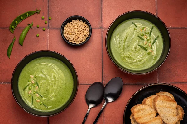 エンドウ豆のスープ クリーム ピューレ 野菜の食品写真 — ストック写真