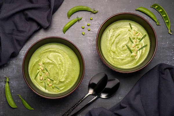 エンドウ豆のスープ クリーム ピューレ 野菜の食品写真 — ストック写真
