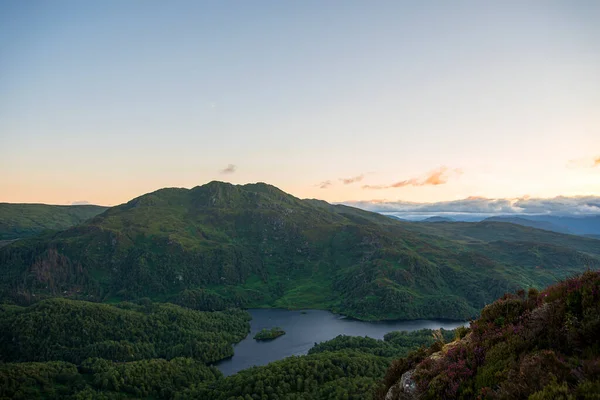 Landschaftsaufnahmen Von Bergen See Gipfel Wald Sonnenuntergang — Stockfoto