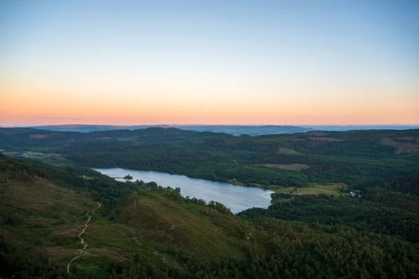 Landschaftsaufnahmen Von Hügel See Wald Sonnenuntergang — Stockfoto
