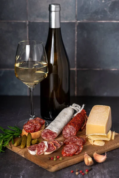 Şarap Dilimlenmiş Salam Sosis Peynir Sarımsak Biber — Stok fotoğraf