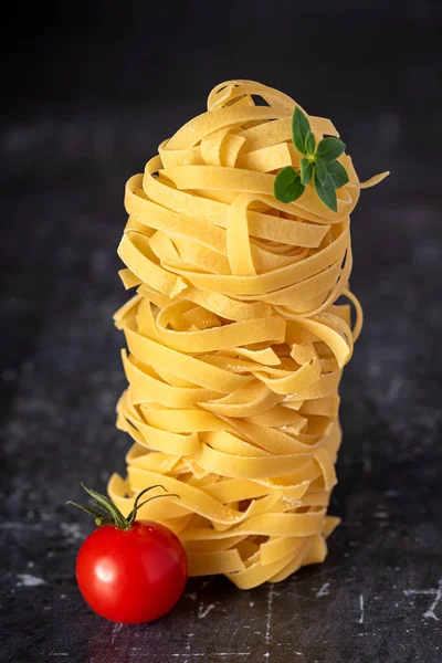 生パスタ タグリアトル フェットチーネ マクロ トマト オレガノの食品写真 — ストック写真