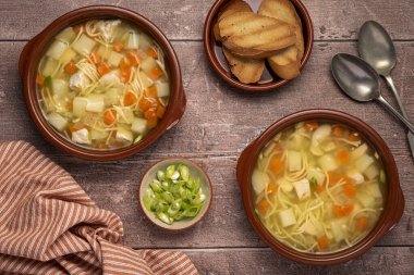 Çorba, çorba, erişte, patates, tavuk, havuç.