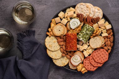 Antipasti, peynir, çedar, parmesan, tost, kraker, badem, ceviz, şarap.