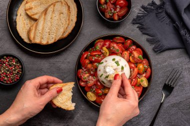 Burrata, peynir, domates, bruschetta, tost, soğan, fesleğen