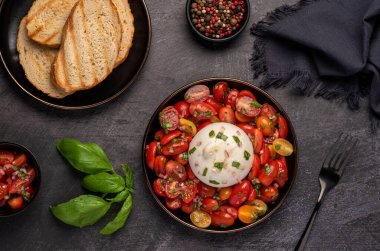 Burrata, peynir, domates, bruschetta, tost, soğan, fesleğen