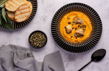 Kabak çorbası, krema, tost, tohum, vejetaryen