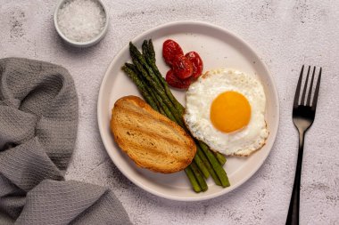 Kızarmış yumurta, domates, kuşkonmaz, tost, tuz, kahvaltı.