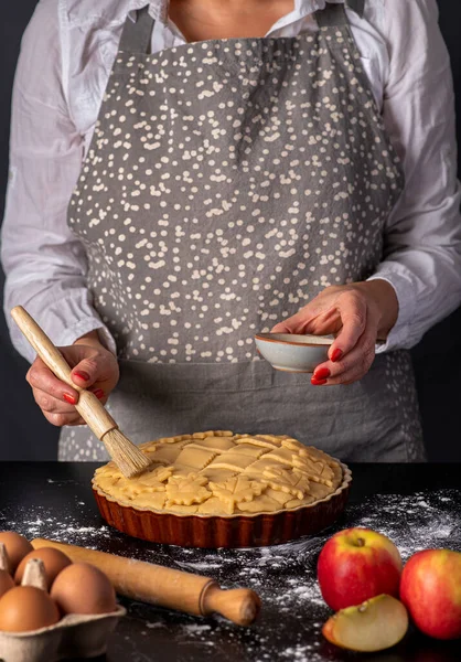 Fotografia Cibo Torta Mele Dessert Pasta Uova Cottura Mattarello Mani — Foto Stock