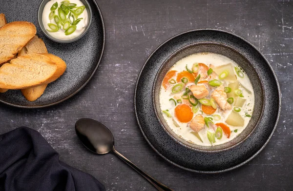 鮭のスープ ジャガイモ クリーム 玉ねぎ トーストの食品写真 — ストック写真