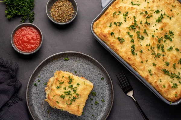 Çoban pastası, et, kıyma, havuç, patates püresi.