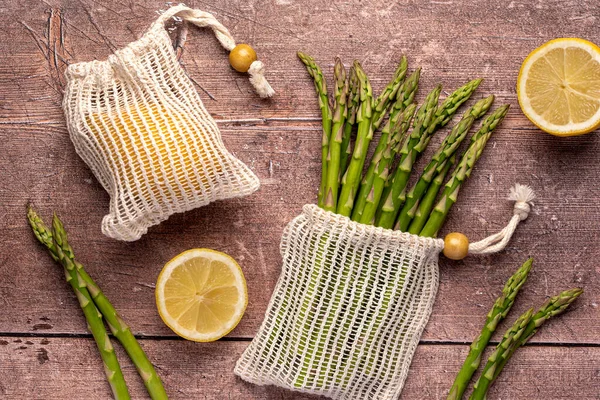 Çiğ kuşkonmaz ve limonlu Makro yemek fotoğrafçılığı