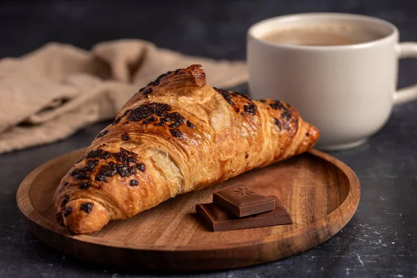 Kruvasan, çikolata, kahve, latte, cappuccino, bardak, havlu makro yemek fotoğrafçılığı
