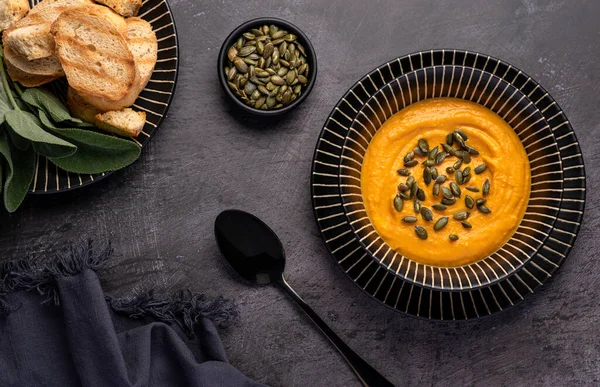 カボチャのスープ クリーム トースト セージ ビーガンの食品写真 — ストック写真