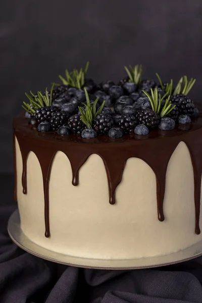 Food Photography Cake Blueberries Blackberries Rosemary Chocolate Cream — Stock Photo, Image