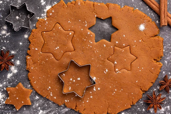 Zencefilli ekmek, hamur, noel, kurabiye, aşçılık, hazırlık, tarçın ve anason malzemelerinin makro yemek fotoğrafçılığı