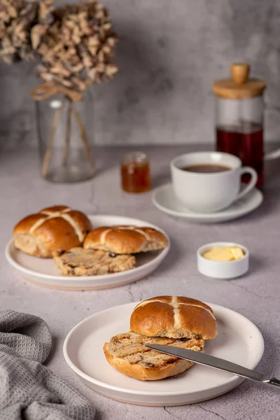 Sıcak Haç Çöreği Kuru Üzüm Tereyağı Ngilizce Çay Sembol Ekmek — Stok fotoğraf