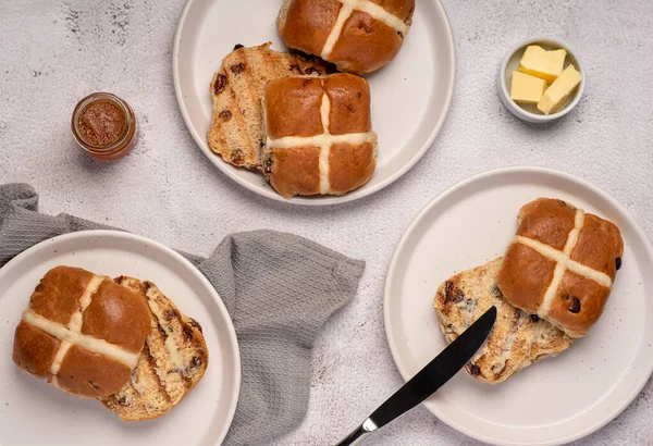 Voedselfotografie Van Warme Kruidenbroodjes Rozijnen Boter Engels Symbool Brood Gebak — Stockfoto