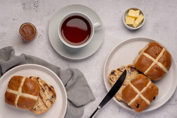 Voedselfotografie Van Warme Kruidenbroodjes Rozijnen Boter Engels Thee Symbool Brood — Stockfoto