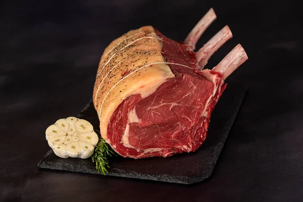 生牛肉 肉片的食品摄影 — 图库照片