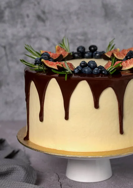 Macro Food Photography Cake Blueberries Figs Rosemary Chocolate Cream — Stock Photo, Image