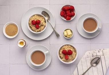 Yulaf ezmesi, yulaf lapası, yulaf lapası, kahvaltı, haşlanmış yumurta, çay, süt, ahududu, tereyağı, şeker