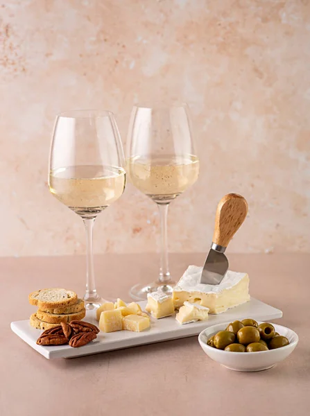 Beyaz Şarap Peynir Parmesan Peyniri Peynir Zeytin Fındık Ceviz Aperatif — Stok fotoğraf