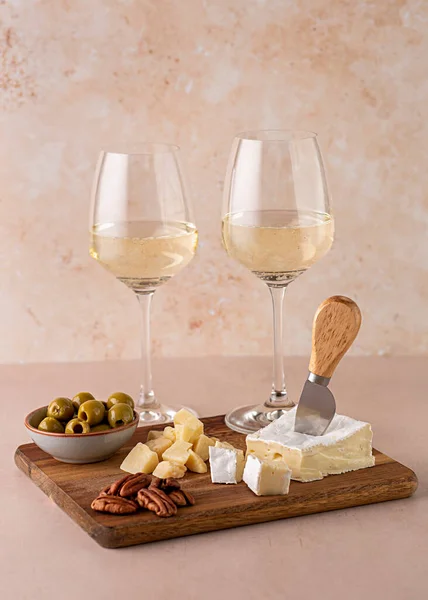 Fotografía Gastronómica Vino Blanco Queso Parmesano Brie Aceitunas Frutos Secos —  Fotos de Stock